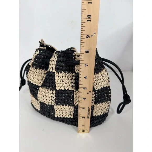 Universal Thread Straw Checker Drawstring Crossbody Bag Black Natural NWT - Picture 9 of 10